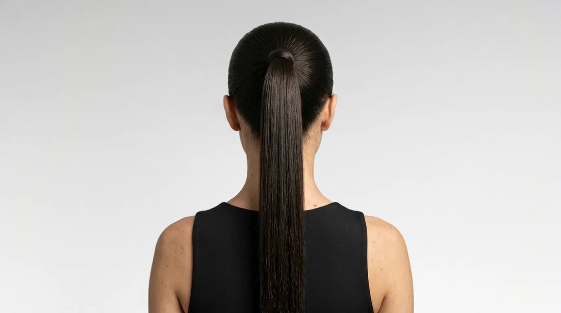 Femme vue de dos portant une queue de cheval haute, cheveux longs bruns et lisses