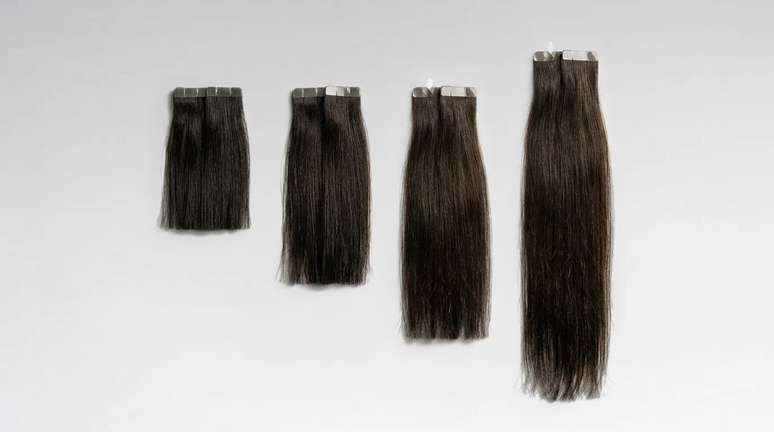 Quatre mèches d'extensions adhésives noires et lisses de longueurs croissantes