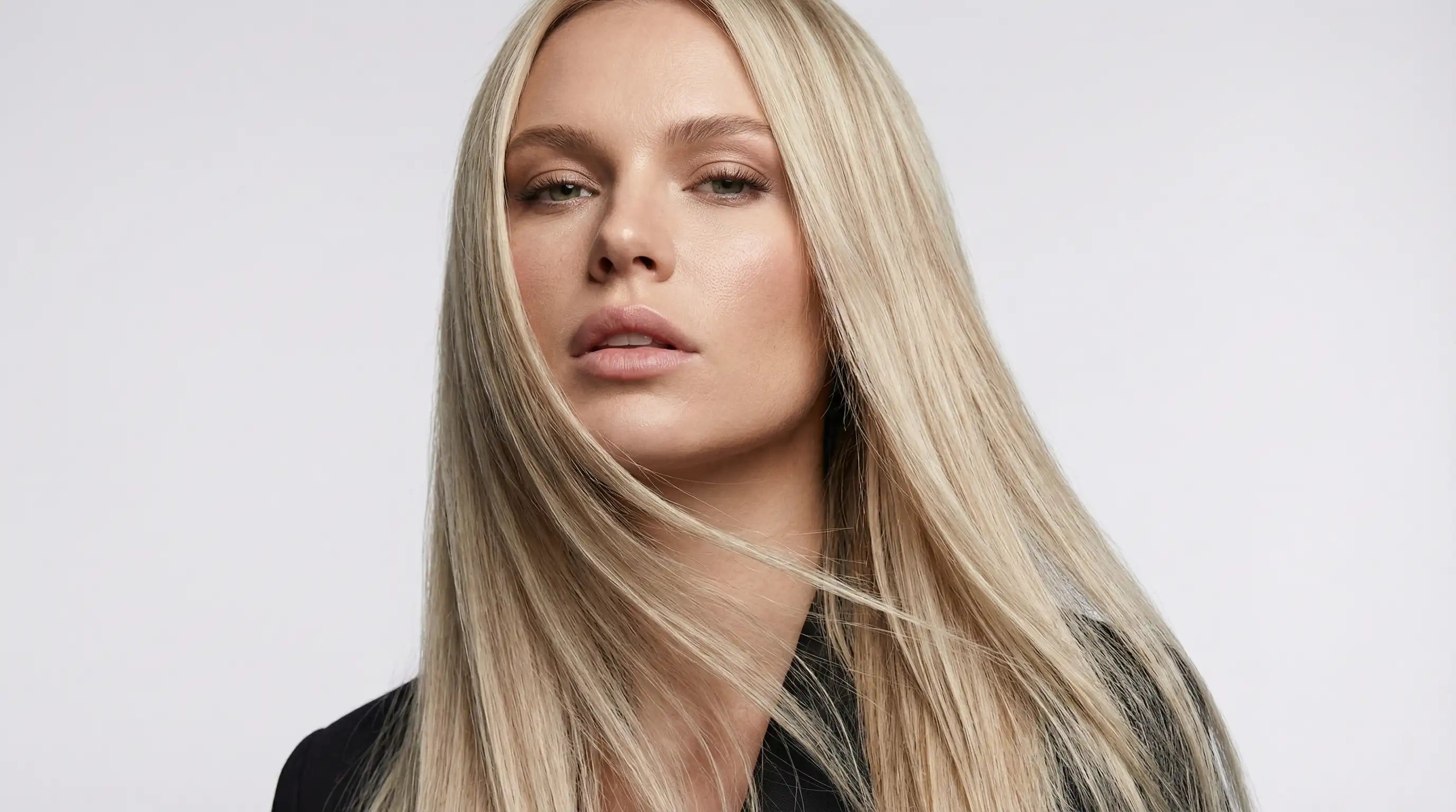 Collection Extensions Adhésives Carthair – extensions tape-in blond platine ultra lisses, pose discrète, rendu naturel haute densité, finition salon premium.