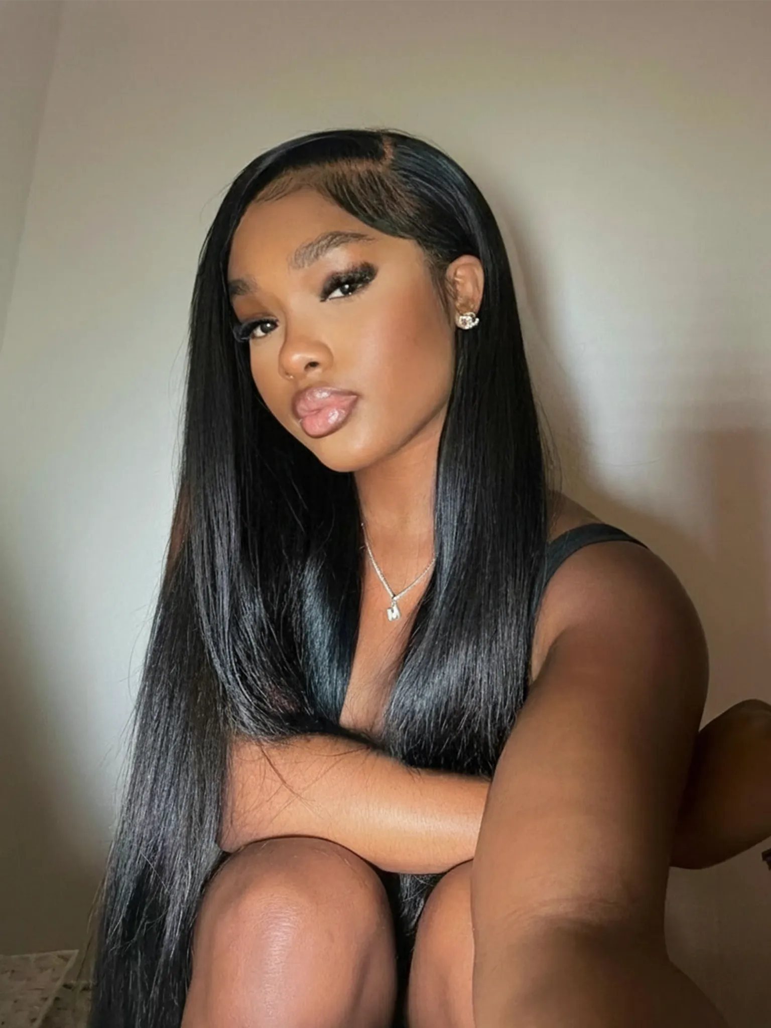 Femme portant des extensions adhésives Carthair Virgin Hair 12A Straight, cheveux lisses et brillants au rendu naturel et soyeux.