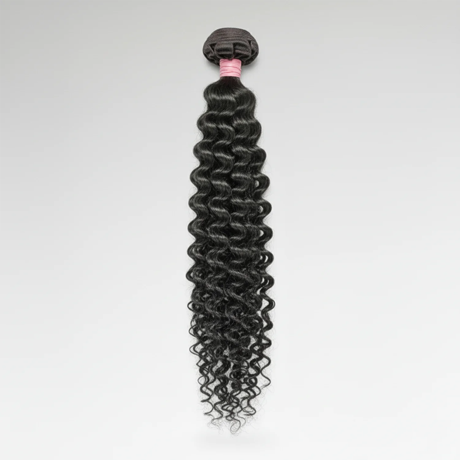 Tissage Deep Curly en cheveux vierges 12A, mèches bouclées profondes et soyeuses. Texture afro naturelle, souplesse durable et brillance intense, idéale pour une coiffure volumineuse, douce et facile à coiffer.