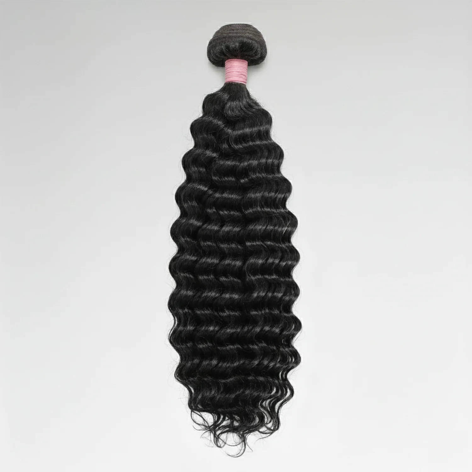 Tissage Deep Wave en cheveux vierges 12A, mèches ondulées profondes et brillantes. Texture souple et soyeuse, idéale pour une coiffure naturelle et tendance, facile à coiffer et durable après brossage.