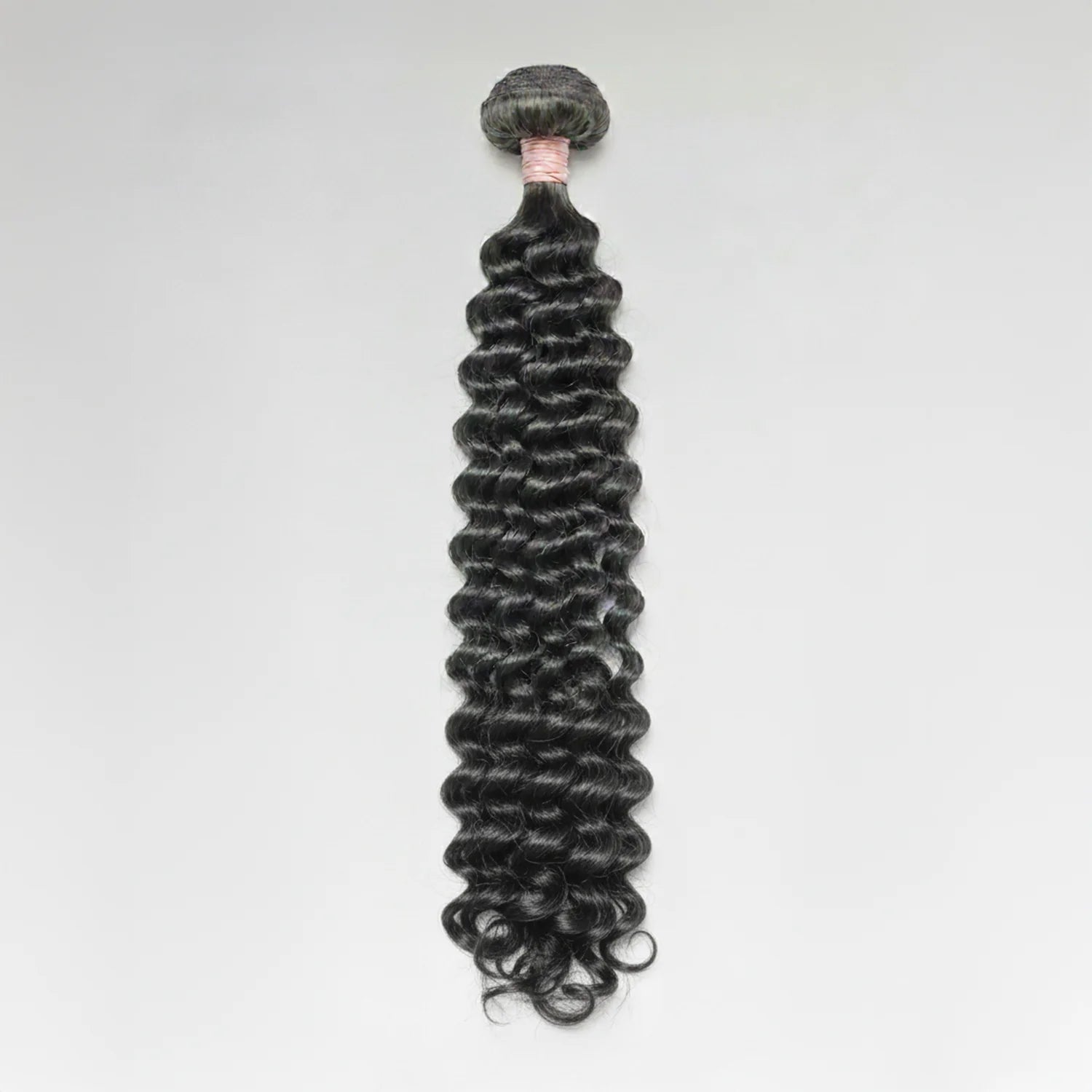 Tissage Italian Curl en cheveux vierges 12A, mèches bouclées à la texture soyeuse et naturelle. Boucles souples et définies, parfaites pour une coiffure élégante, douce au toucher et facile à entretenir après shampoing.