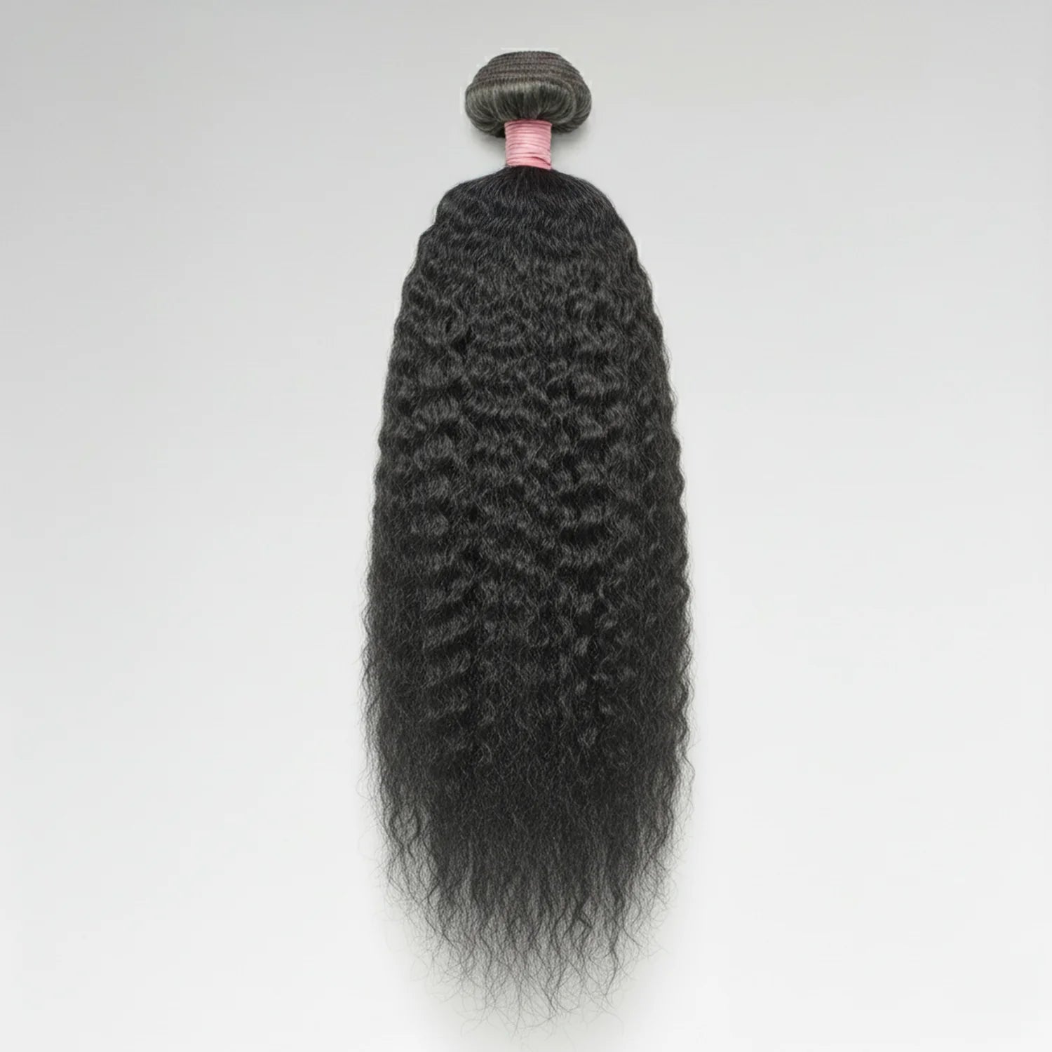 Tissage Kinky Straight en cheveux vierges 12A, mèches épaisses et texturées au rendu naturel. Cheveux doux, soyeux et faciles à coiffer, parfaits pour une coiffure afro-lissée élégante et pleine de volume.