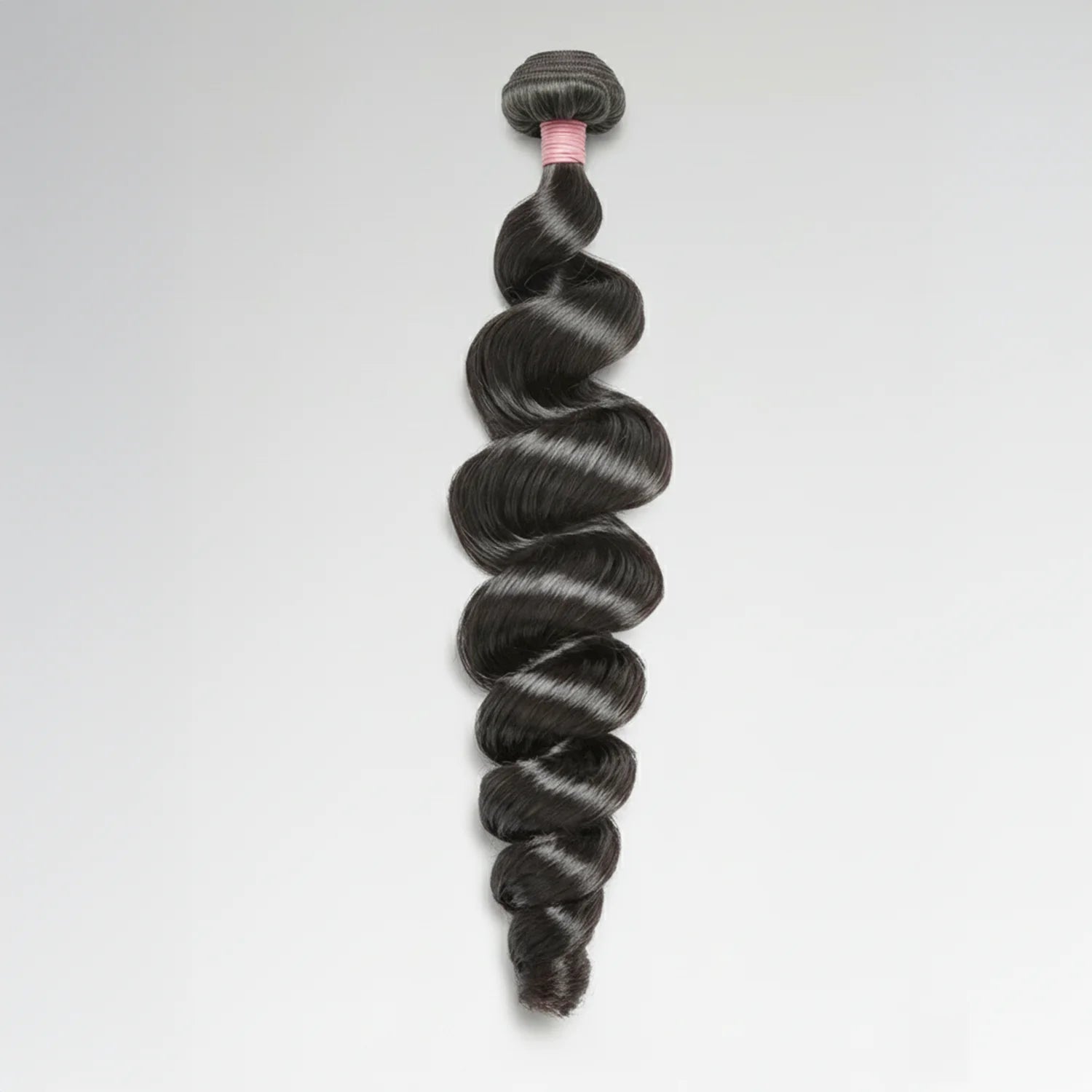 Tissage Loose Wave en cheveux vierges 12A, mèches ondulées brillantes et soyeuses. Texture fluide et naturelle, boucles souples et épaisses pour une coiffure élégante, facile à coiffer et sans nœuds.