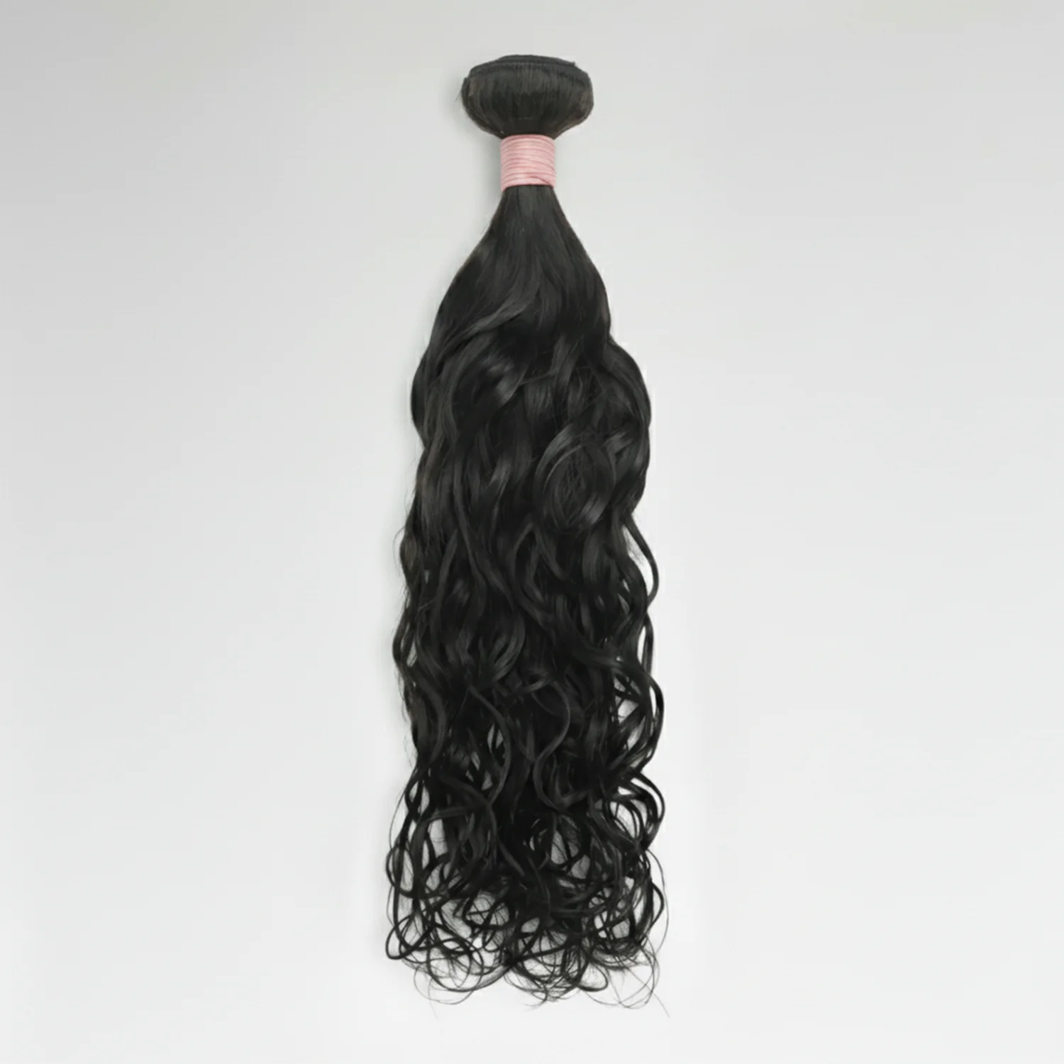 Tissage Natural Wave en cheveux vierges 12A, mèches ondulées et souples au fini soyeux. Texture naturelle, boucles légères et fluides parfaites pour une coiffure élégante et facile à entretenir.