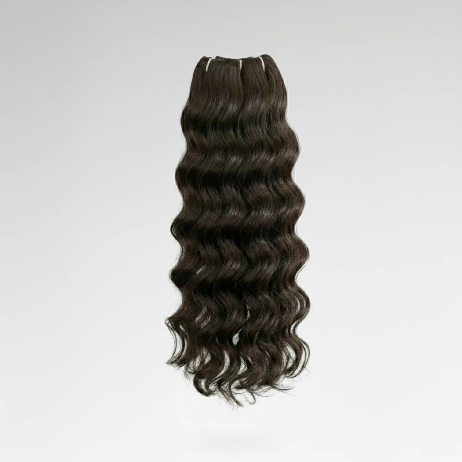 Tissage Romantic Curl en cheveux vierges 12A, mèches bouclées naturelles et brillantes. Texture souple et douce, boucles définies pour une coiffure élégante, fluide et facile à entretenir après shampoing.