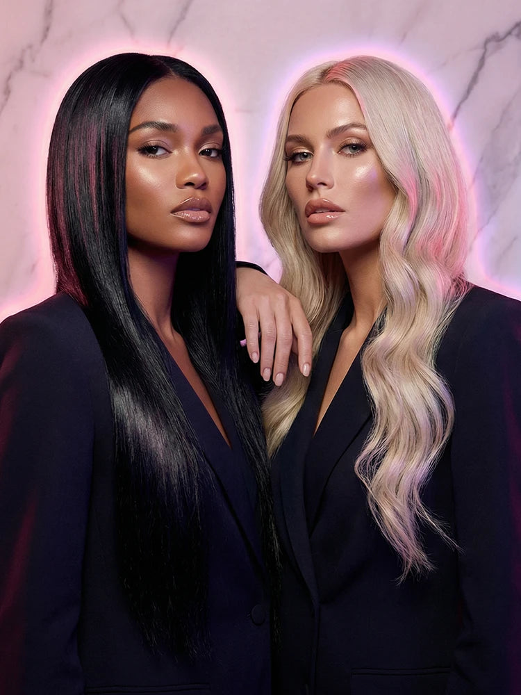 Deux modèles, une femme noire cheveux lisses et une femme blonde cheveux wavy, portant des perruques Virgin Hair Carthair, devant un fond marbre rose avec effet néon.