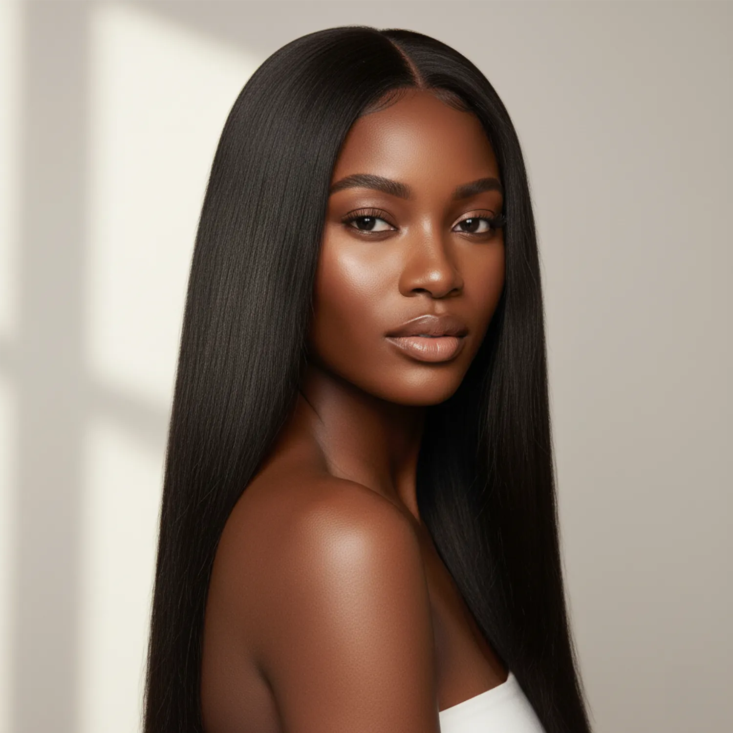 Portrait beauté d’une femme portant les extensions Carthair Virgin Hair 12A. Chevelure longue, lisse et brillante sous lumière naturelle. Regard assuré et peau lumineuse évoquant l’élégance et la confiance.