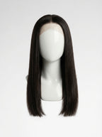 Lace front straight wig lisse avec HD lace invisible, perruque cheveux humains noirs naturels présentée sur buste blanc