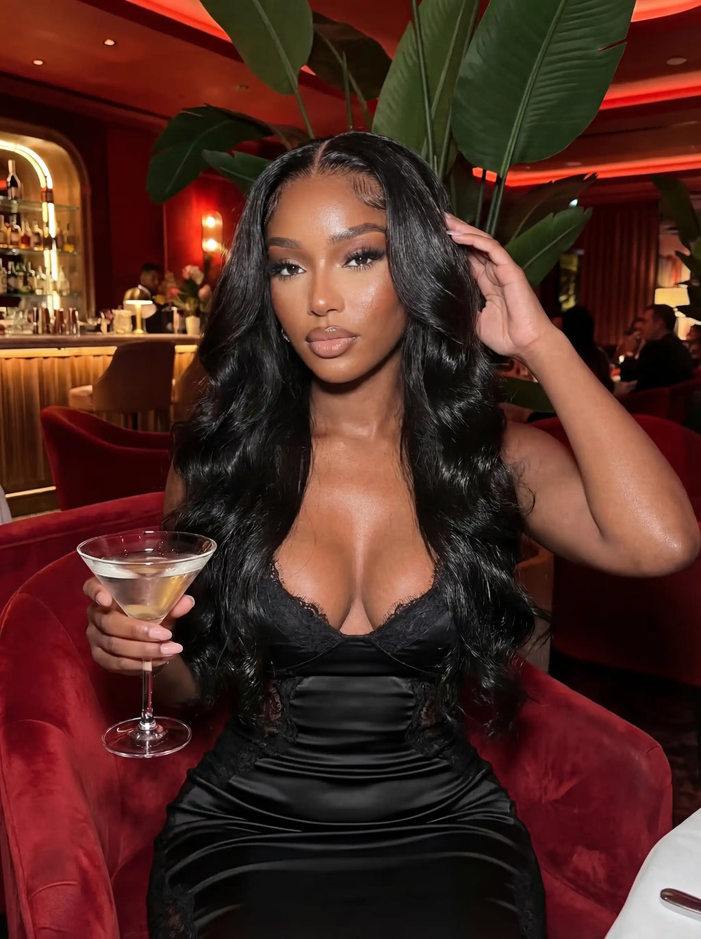 femme portant perruque lace front body wave noire cheveux ondulés longs effet glamour en soirée