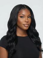 Perruque lace front Body Wave noir naturel portée, ondulations souples avec raie au milieu et rendu très naturel
