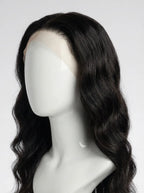 Perruque lace front body wave en cheveux humains Virgin Hair 12A avec dentelle frontale visible et ondulations naturelles